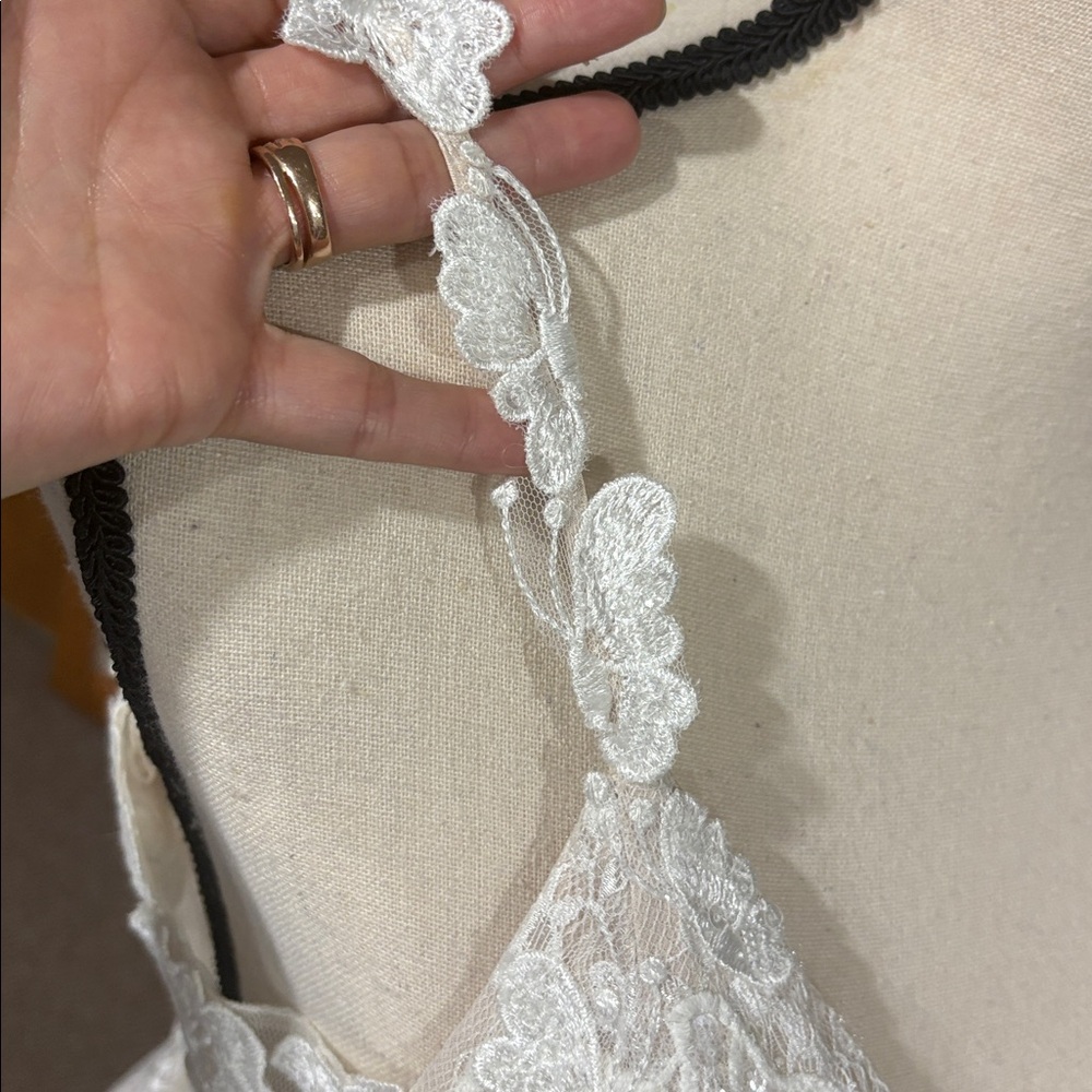 Stunning lace wedding dress - Picture 5 of 10